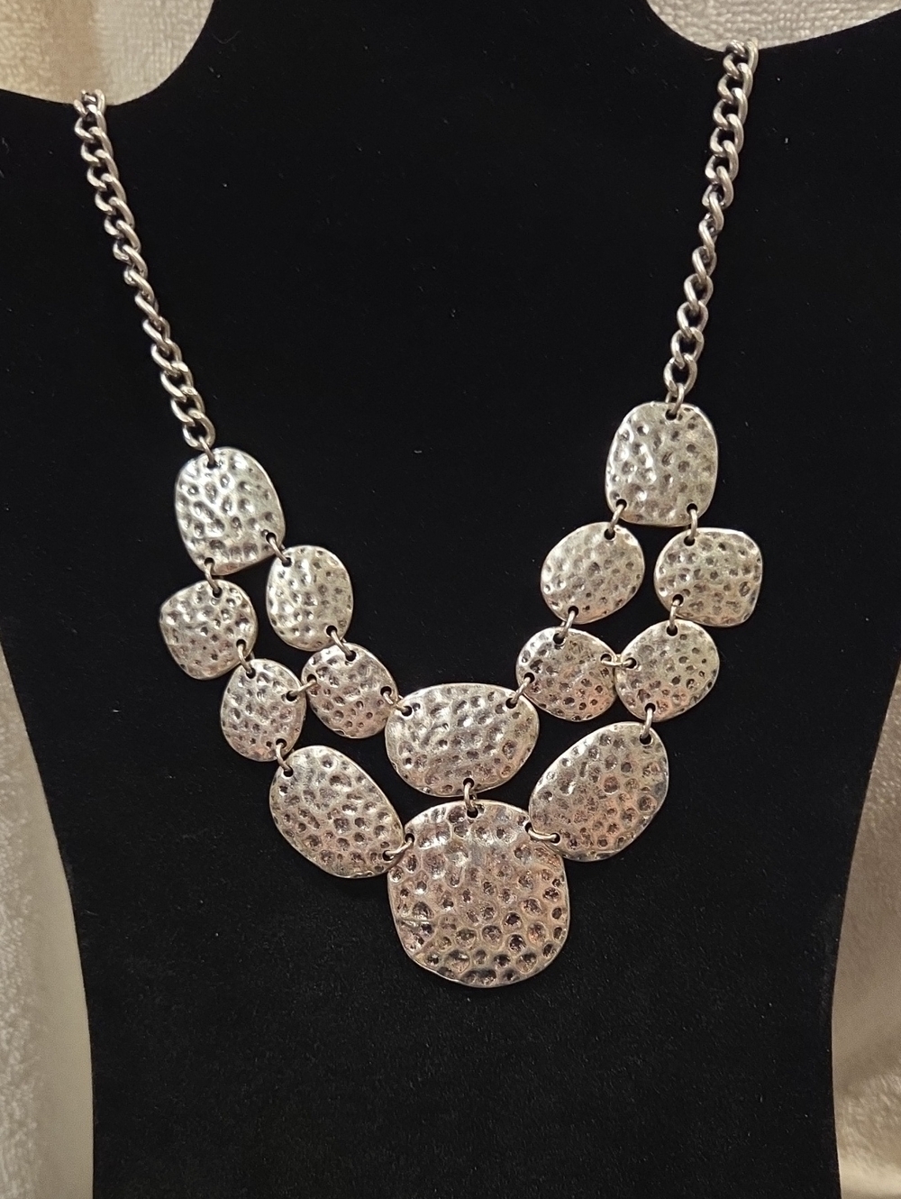 HAMMERED SILVER-TONE NECKLACE